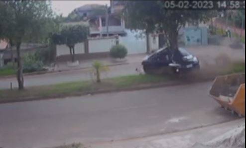 VEJA VÍDEO: câmera flagra momento em que carro com cinco jovens a bordo atinge árvore em avenida na cidade de Cacoal