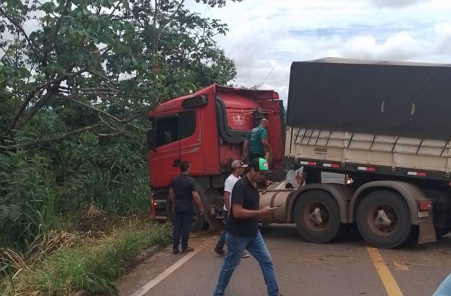 ASSISTA VÍDEO: carreta se envolve em acidente na BR 435, mas é “guinchada” antes da chegada da PRF