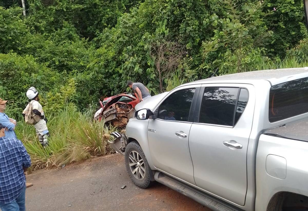 URGENTE: batida frontal entre duas picapes em rodovia que liga Chupinguaia à BR 364 deixa um morto e outro gravemente ferido