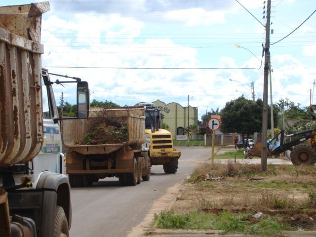 Aproveitando a trégua das chuvas, Prefeitura começa limpeza de bairros