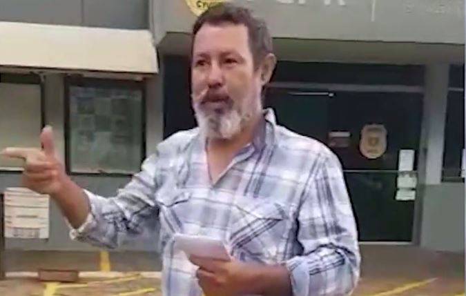 ASSISTA VÍDEO: homem diz ter ido a pé de Rondônia ao Paraná para fugir de facção criminosa e que está com chip implantado no corpo