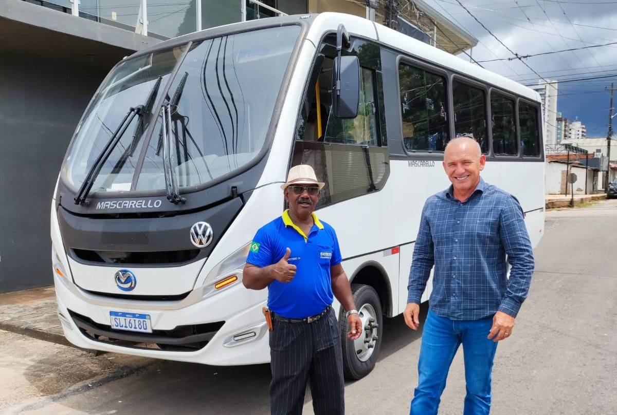 Deputado Ezequiel Neiva entrega micro-ônibus para atendimento à saúde em Presidente Médici