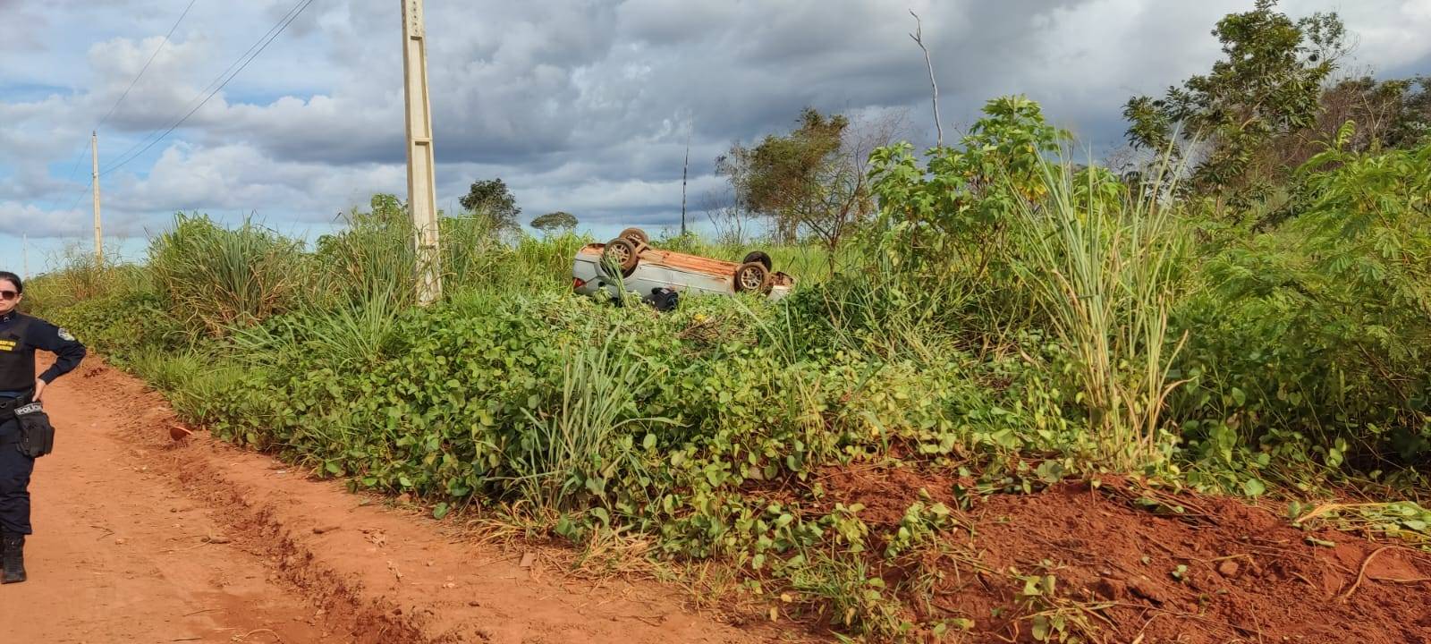 Servidora pública capota carro em estrada rural de Vilhena; morte só não aconteceu porque condutora foi arremessada