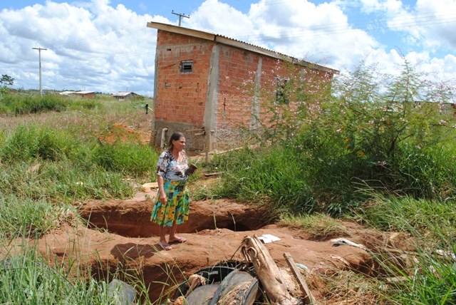 Com cratera ameaçando engolir casa, moradora é obrigada a se mudar