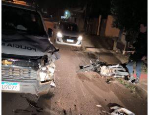 Por causa de escapamento ilegal, motociclista tenta fugir da polícia, bate violentamente em viatura, sofre corte na perna e acaba preso, em Vilhena