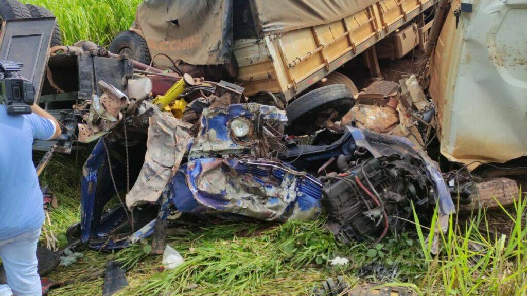 Motorista de Vilhena sobrevive a acidente entre carreta e caminhão que deixou um morto na BR 364 nesta quinta-feira