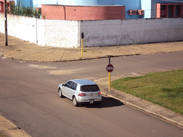 Placa de sinalização fica virada ao contrário todo o fim de semana (1)