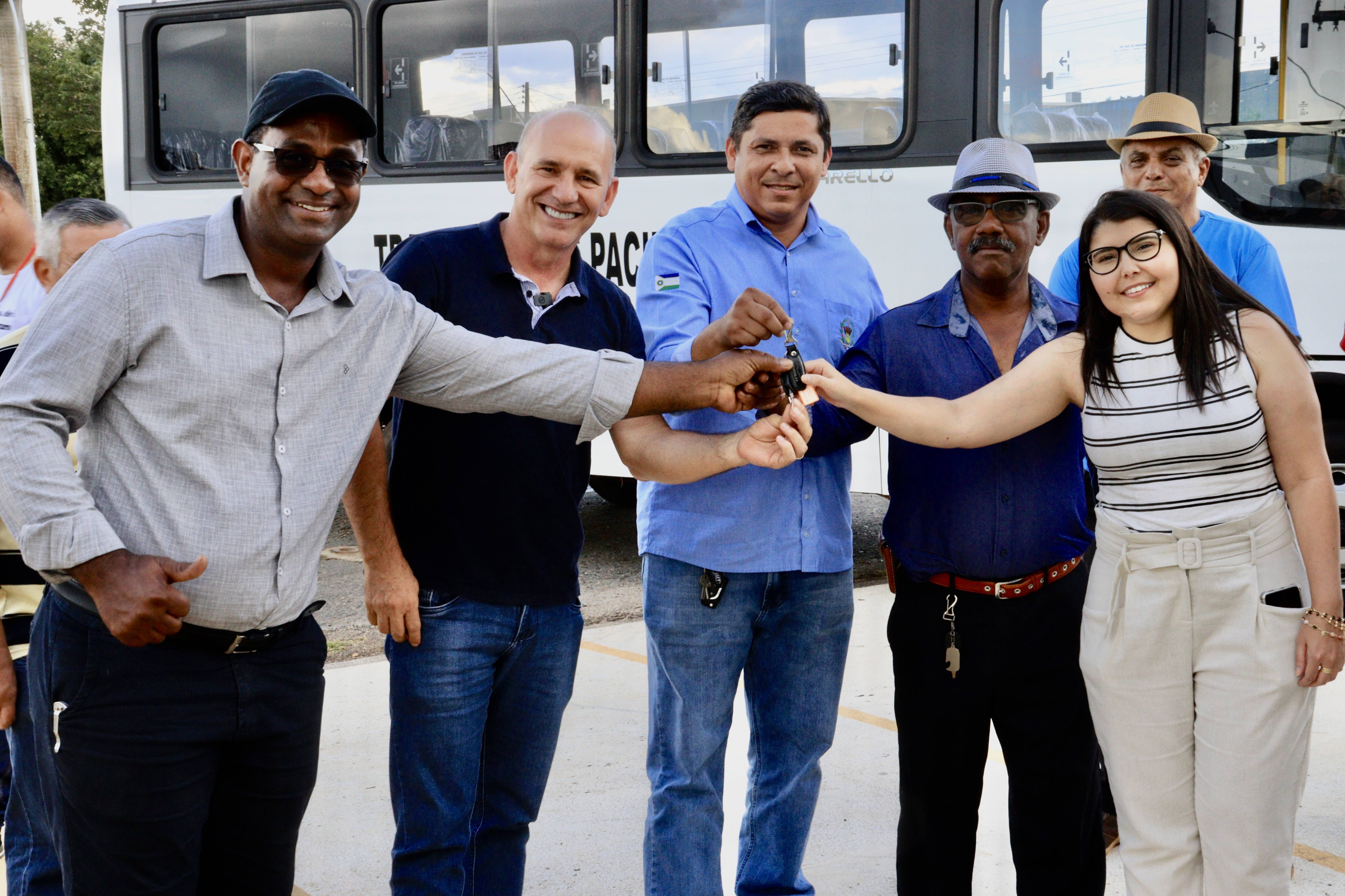 Micro-ônibus comprado com recurso do deputado Ezequiel Neiva atenderá pacientes em Presidente Médici