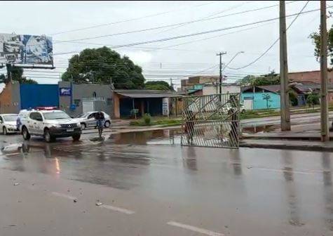 ASSISTA: viraliza no WhatsApp vídeo que mostra Polícia Militar “escoltando” acusados de furtar portão de metal em cidade de RO