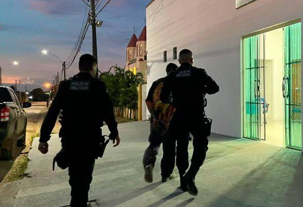 Polícia prende homem que agrediu a ex-companheira e esfaqueou o atual namorado dela no distrito do Garimpo Bom Futuro em Ariquemes