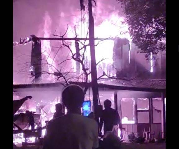 ASSISTA VÍDEO: incêndio destrói marina onde eram guardados diversos barcos em distrito de Cabixi às margens do rio Guaporé