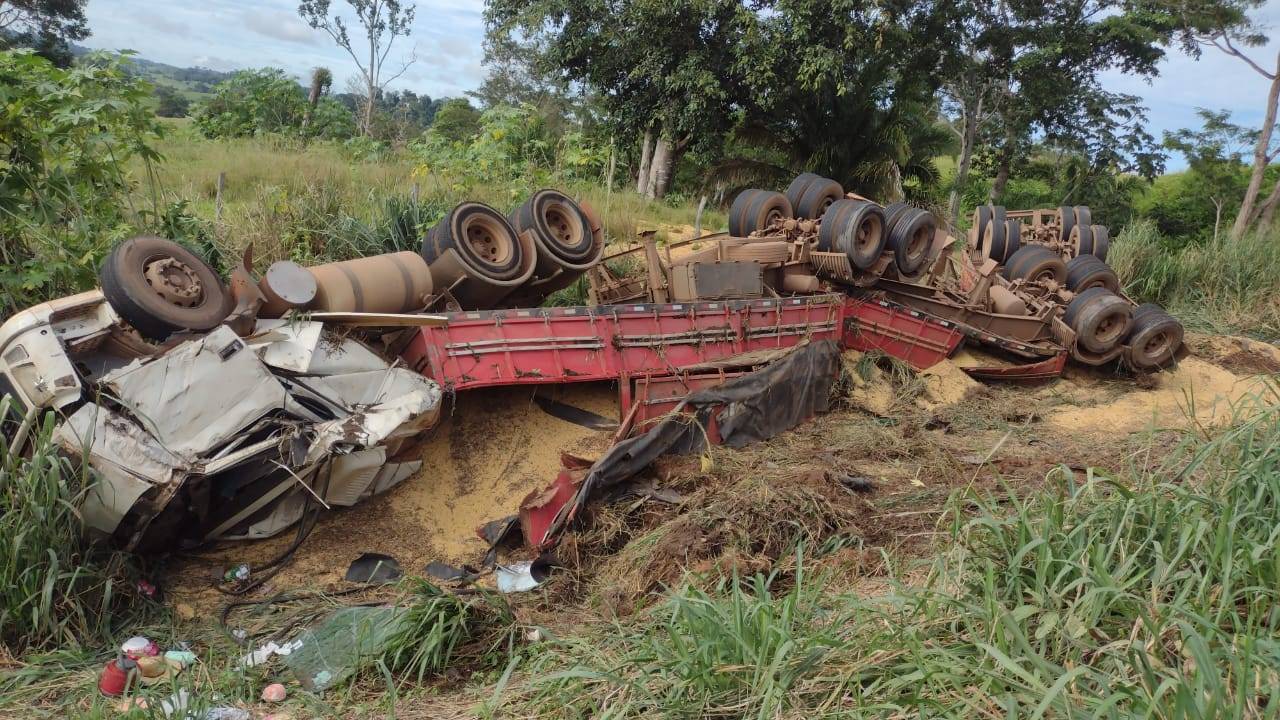Carreta carregada de grãos fica destruída após tombar na “Curva da Banana”, entre Vilhena e Colorado do Oeste