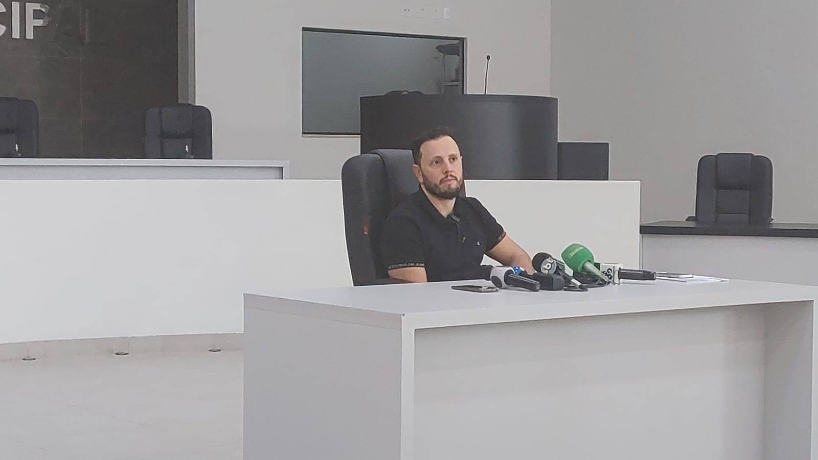 Prefeito encerra “briga”, promete obras em hospital e comemora decisão judicial que mantém Santa Casa na gestão da Saúde, em Vilhena