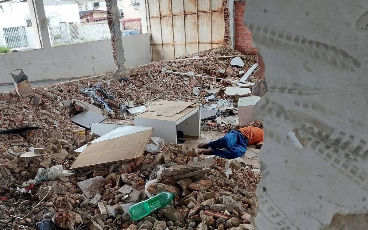 URGENTE: corpo de homem aparentando ser idoso é encontrado dentro de prédio abandonado no centro de Vilhena