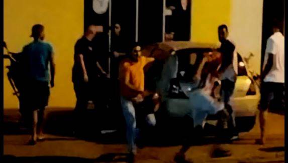 ASSISTA VÍDEO: sozinho e armado apenas com capacete, homem enfrenta grupo em Colorado do Oeste