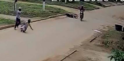 VÍDEO: atacado a tiros, homem morre no meio da rua em cidade de RO; outro tentou fugir, mas também foi perseguido e executado