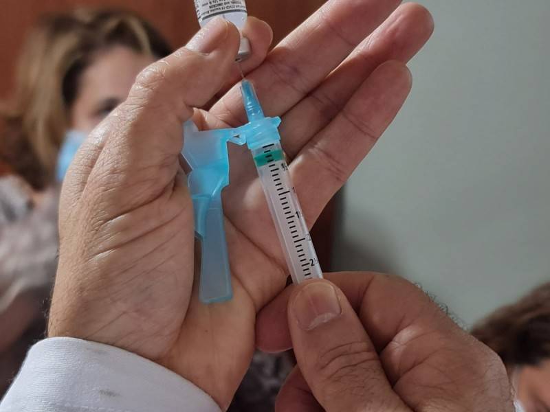 Doses da vacina bivalente contra Covid-19 começam a ser aplicadas em pessoas acima de 60 anos em Vilhena