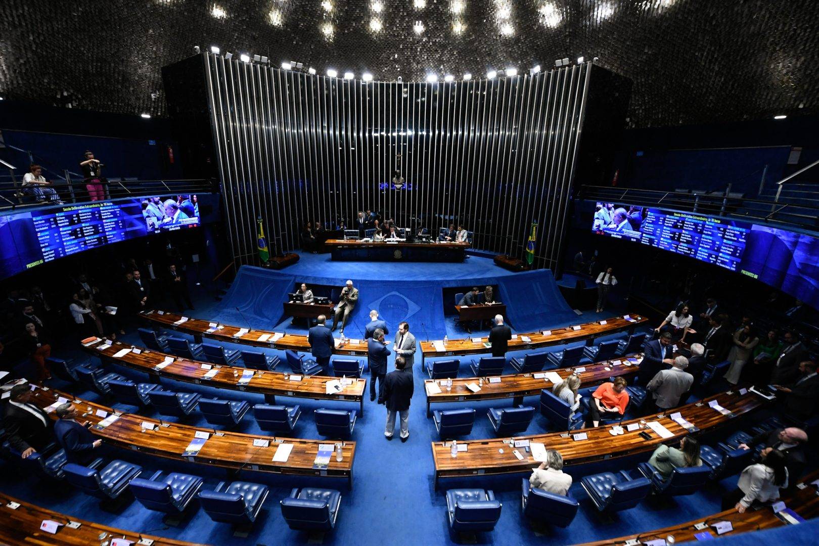 Com salários acima de R$ 40 mil, senadores decidem trabalhar apenas três semanas por mês e três dias por semana