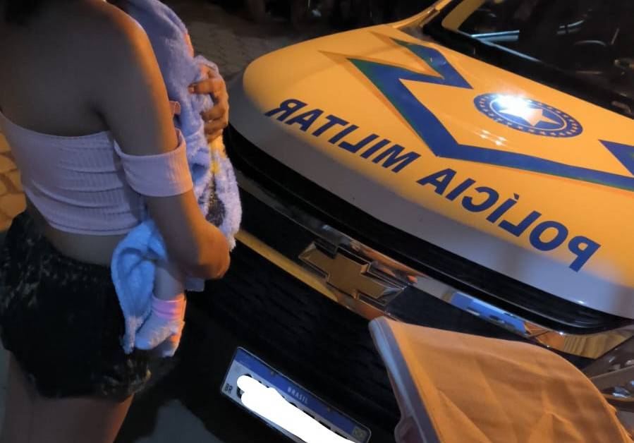 Com filha bebê de 02 meses no colo, adolescente de 17 anos é apreendida em lanchonete com maconha na mochila
