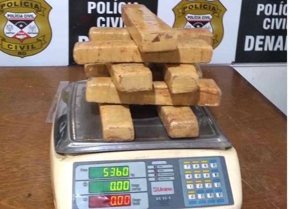 Mantendo o “negócio” do marido que está na cadeia, mulher de 39 anos é presa com 05 quilos de maconha em Rondônia