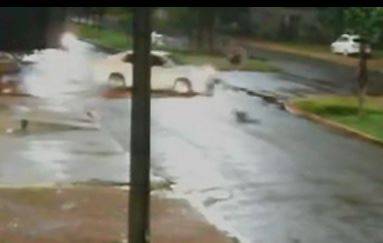 ASSISTA VÍDEO: atravessando avenida em moto, mecânico bate em carro e é levado em estado grave para a UTI, em Vilhena