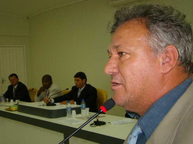 Vereador critica primeira-dama e denuncia corte em programa social