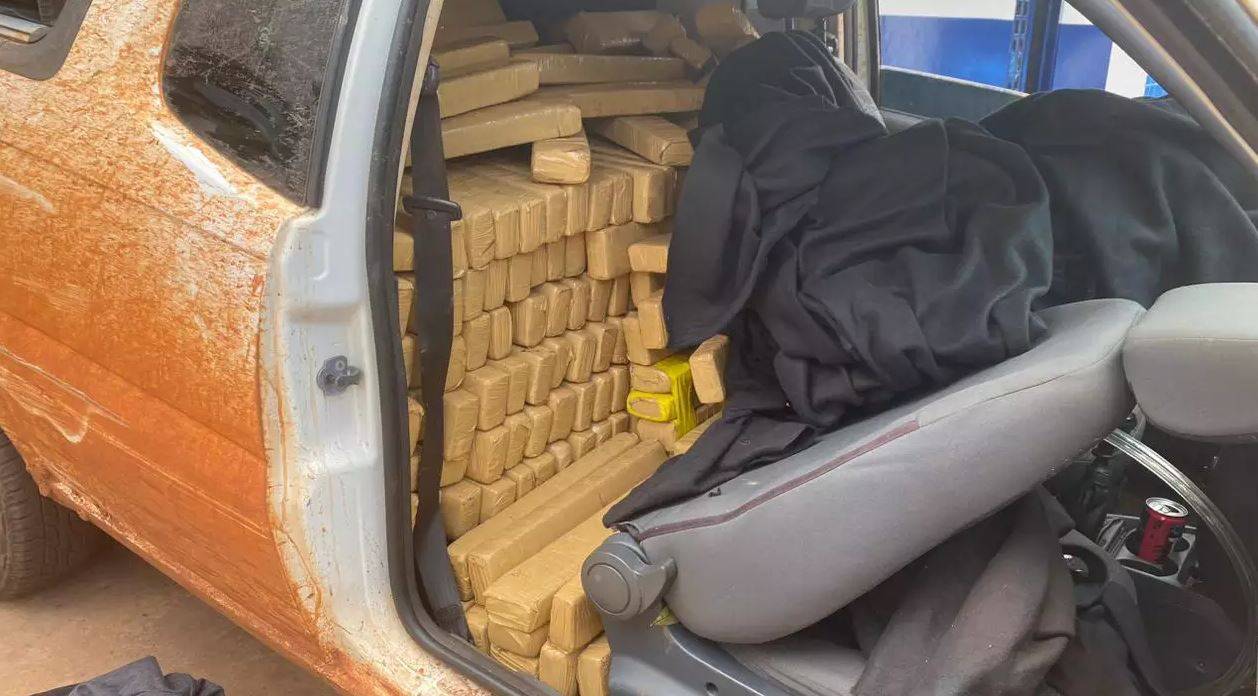 Usando carro roubado em Rondônia, homem transportando 570 kg de maconha abandona o veículo em rodovia de MS