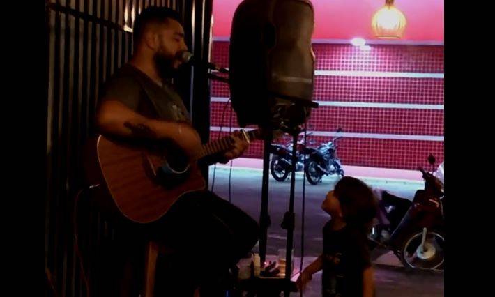 ASSISTA: sertanejos famosos compartilham vídeo de garotinho vilhenense de 03 anos cantando e postagem é vista por milhões nas redes sociais