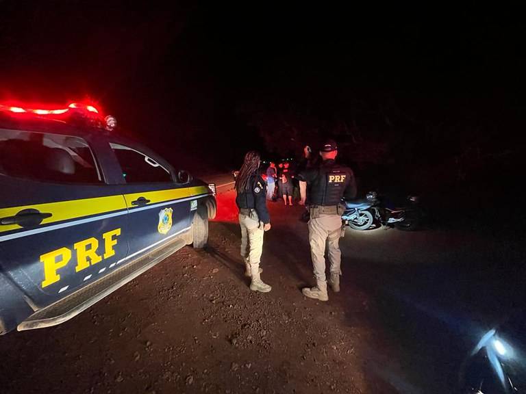 Em Vilhena, agentes da PRF prendem quatro rapazes em motocicletas disputando “racha” em Via pública