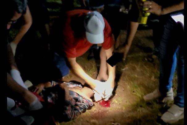 VÍDEO: durante torneio de futebol em Colorado do Oeste, homem é puxado e bate a cabeça em artefato de concreto