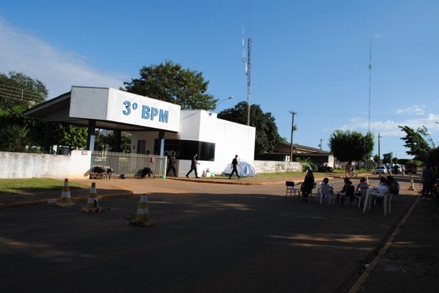 Esposas de policiais militares fecham 3º Batalhão em Vilhena