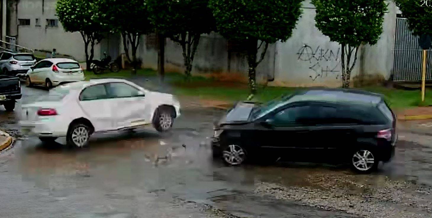 ASSISTA VÍDEO: câmeras de monitoramento flagram carros batendo em cruzamento próximo a escola no centro de Vilhena