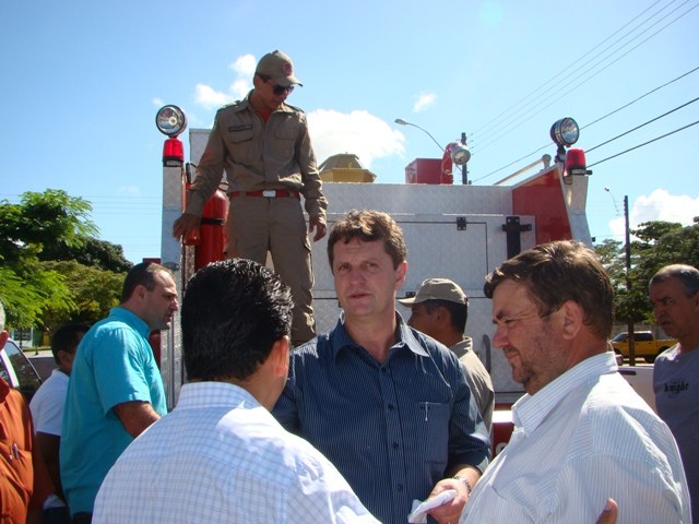 Cortejo em caminhão dos Bombeiros presta última homenagem a Ivo Rover