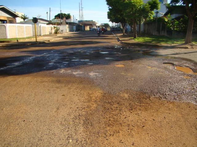 Buracos em cruzamento aumentam risco em cruzamento no centro da cidade
