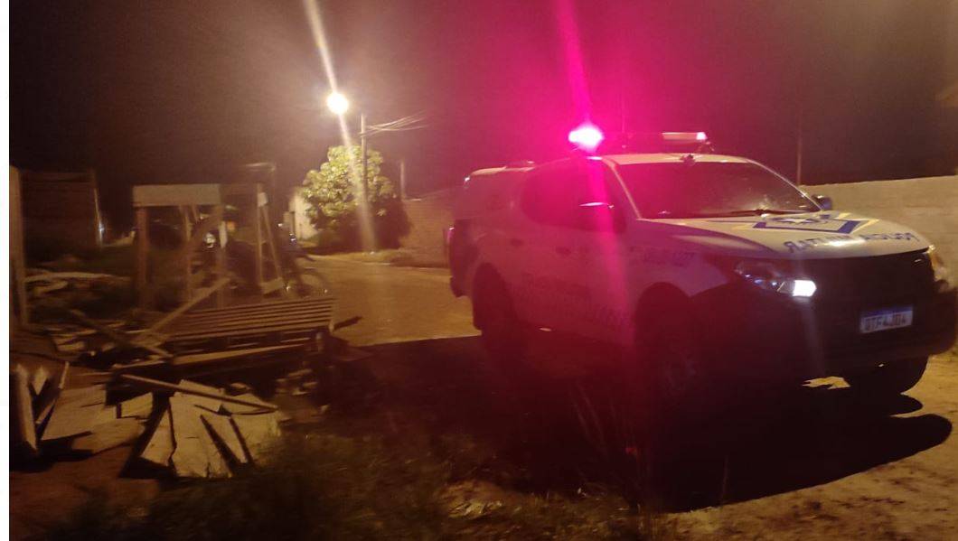 “Gostosa”, diz invasor ao ver dona de casa trocando de roupa; criança de 04 anos estava no imóvel arrombado