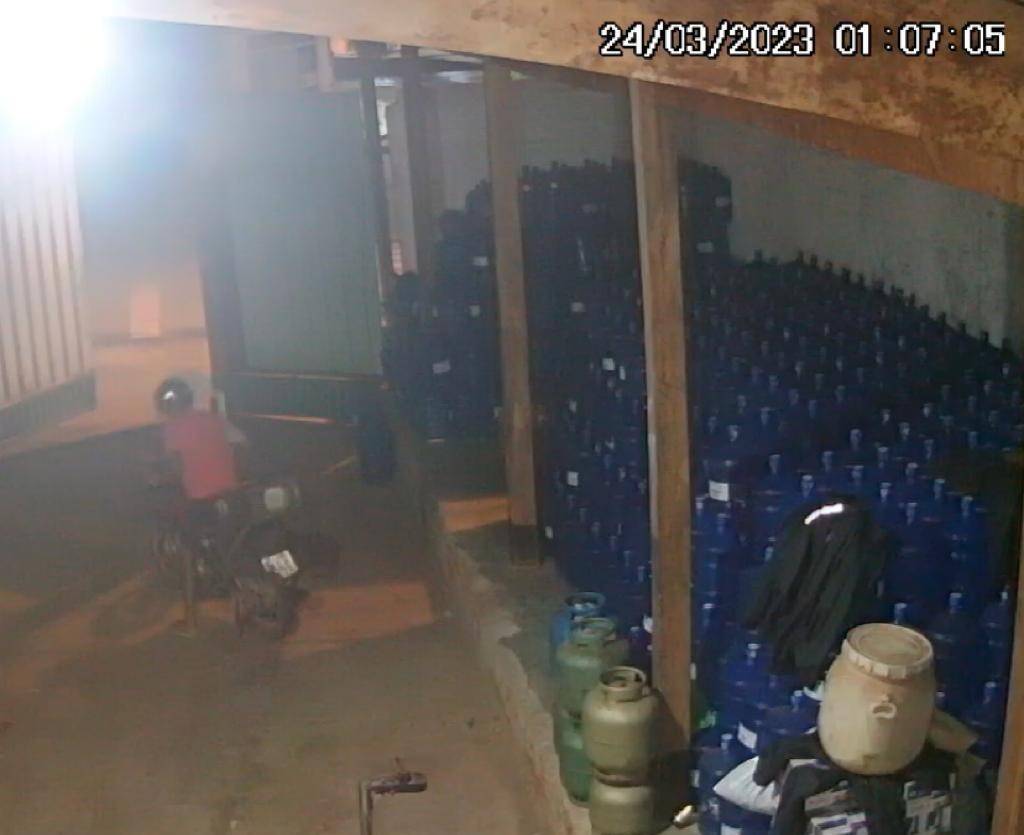 VEJA VÍDEO: ladrões promovem arrastão em Colorado do Oeste; distribuidora de bebidas foi atacada duas vezes na mesma noite