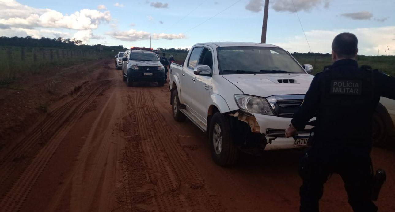 Embriagado e sem CNH, ladrão furta picape, bate em caminhonete da Energisa, atinge cerca e acaba preso na área rural de Vilhena