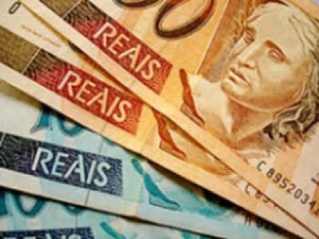 Porta de caminhão é arrombada e motorista perde mais de R$ 1 mil
