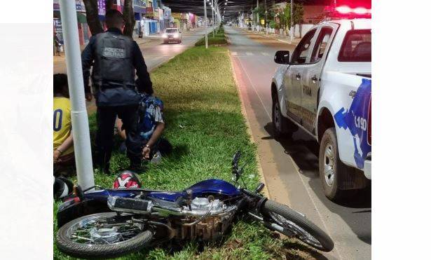 Disputando “racha” em avenida de Vilhena e com passageiro na garupa, motoqueiro bate em viatura, cai em canteiro e acaba preso