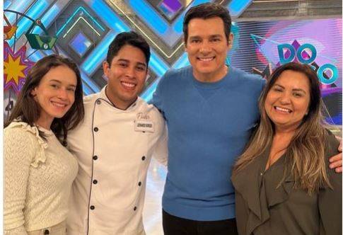 VÍDEO: vilhenense que já havia ficado famoso após vídeo de cantora americana é entrevistado ao vivo em programa do SBT