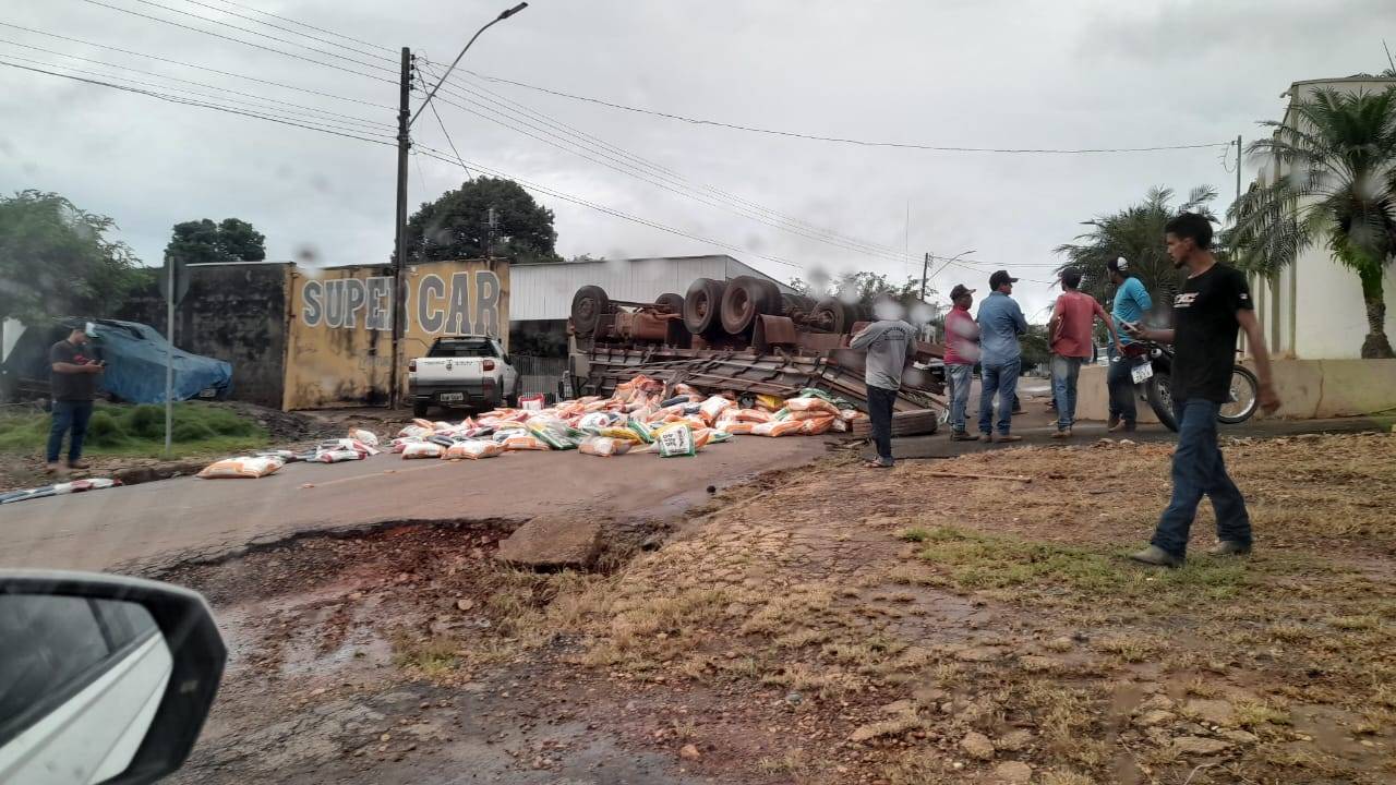 ASSISTA VÍDEO: caminhão carregado com produtos de nutrição animal perde freios e tomba em avenida de Colorado do Oeste