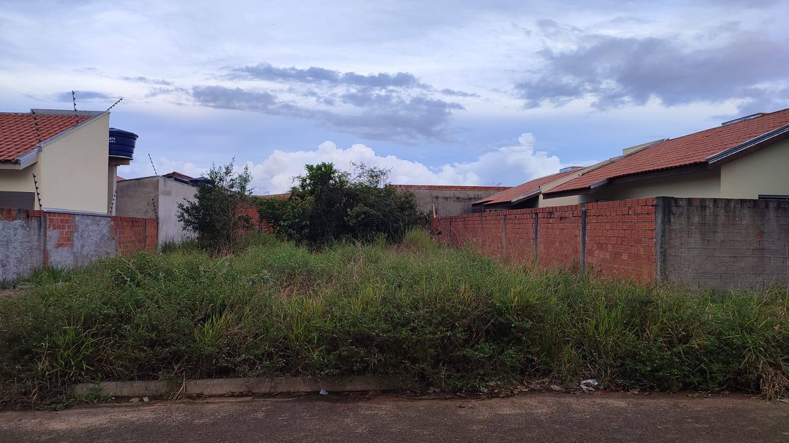 Armados com facas, ladrões invadem casa, ameaçam morador e roubam joias, calçados e perfumes, em Vilhena