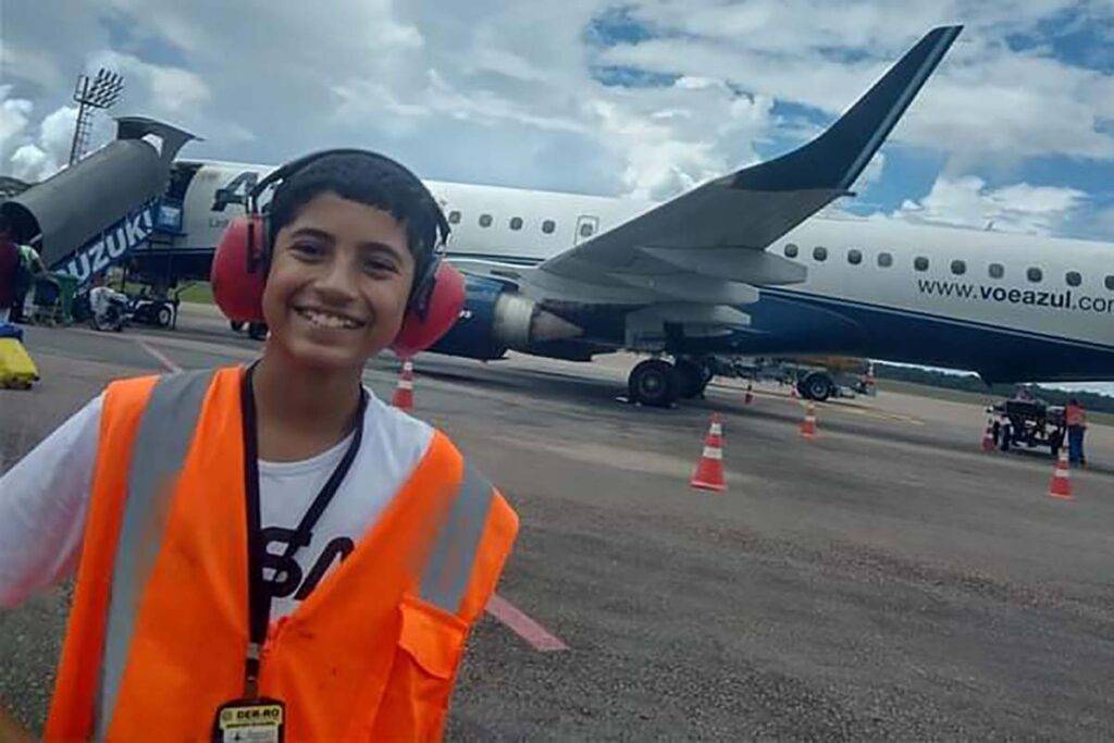 Garoto de 12 anos realiza sonho e celebra aniversário ao lado de avião da Azul no aeroporto de Vilhena