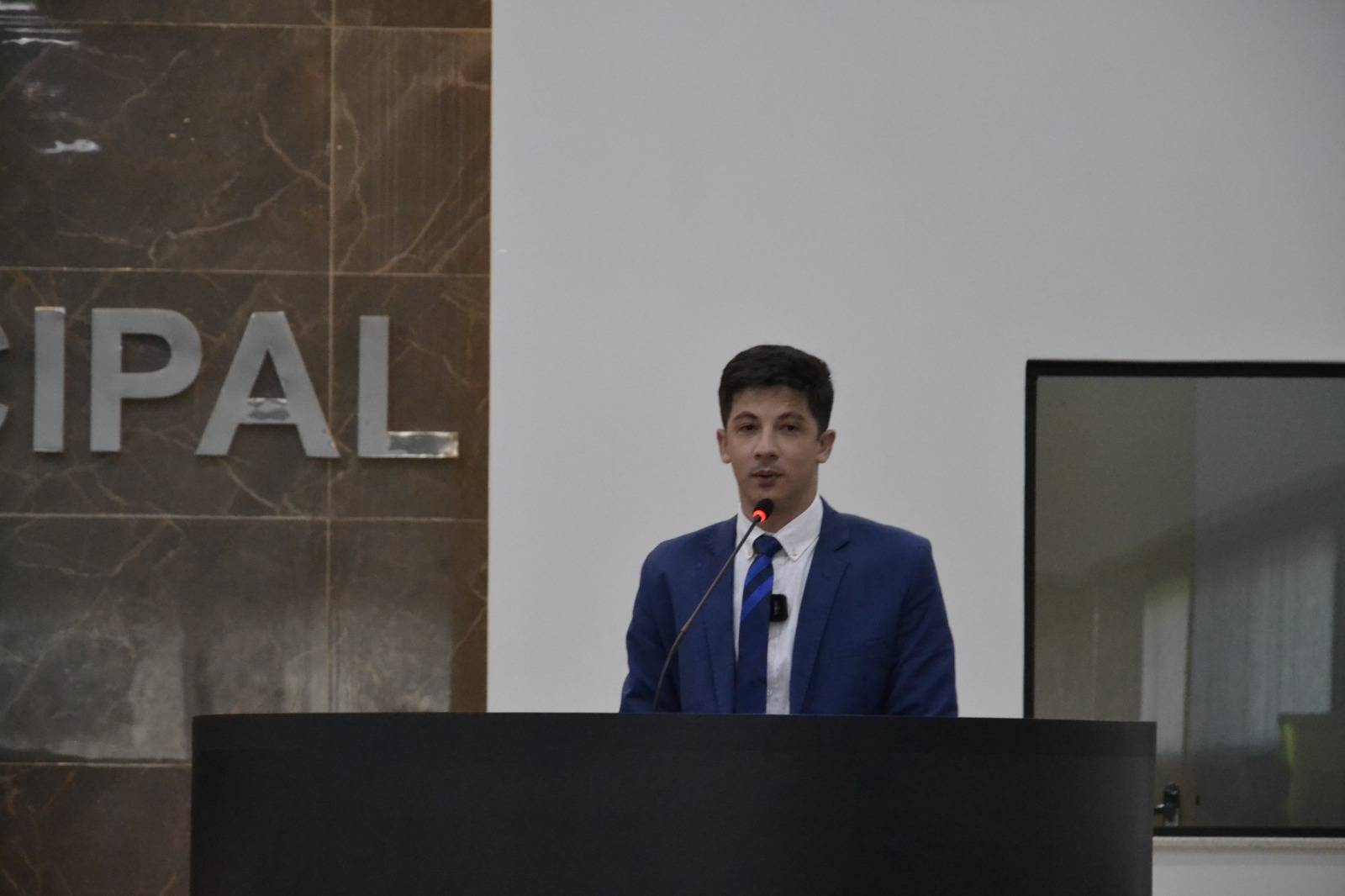 VÍDEO: vereador que teve irmão assassinado a tiros após discussão de trânsito fala sobre o caso durante sessão legislativa