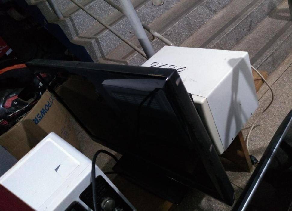 Flagrado com objetos furtados entregues em troca de drogas, foragido ataca policiais e acaba preso, em Vilhena