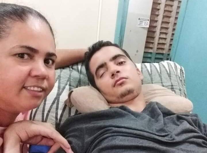 Quase 08 anos após égua cair sobre ele e deixa-lo paraplégico, jovem de Cabixi pede ajuda para fazer fisioterapia