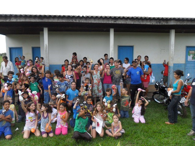 Alunos de escola rural ganham ovos de páscoa da primeira-dama vilhenense