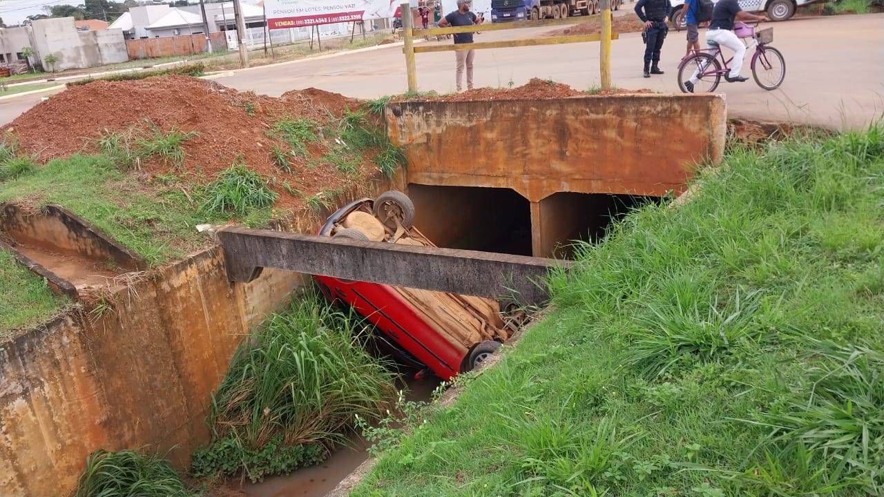 Homem despenca com carro dentro de “galeria assassina” em Vilhena e deixa passageiro ferido para trás