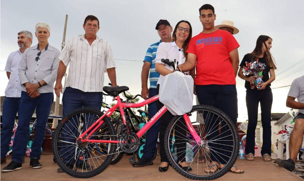Deputada Rosangela Donadon participa da festa de Páscoa em Colorado e doa bicicleta para ser sorteada
