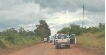 Ladrões fogem com carro deixado com chave na ignição em frente chácara em Vilhena; após perseguição, dois são presos e outro foge